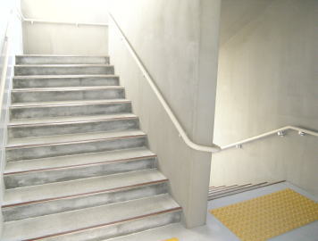木古内町道営団地　階段