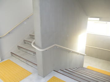 木古内町道営団地　階段2